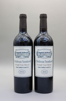 deux bouteilles de vin rouge posées l'une à côté de l'autre sur une table