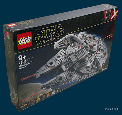 une boîte contenant un ensemble Lego Star Wars « Millennium Fighter »