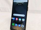 un gros plan d'un téléphone portable posé sur une table, sur fond blanc