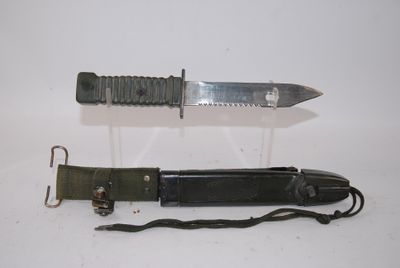 un couteau posé à côté d'un porte-couteaux
