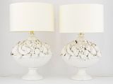 une paire de lampes en céramique blanche ornées de coquillages, ainsi qu'un bol rempli de coquillages