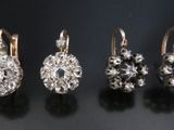 trois paires de boucles d'oreilles en diamant posées sur un fond noir