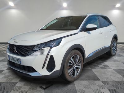 la voiture blanche est garée dans une grande pièce au sol en damier