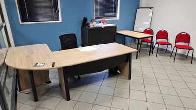 des tables et des chaises dans une pièce aux murs bleus et au sol carrelé de blanc