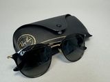 Lunettes de soleil Ray-Ban noires avec étui