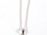 gros plan d'un collier sur une surface blanche