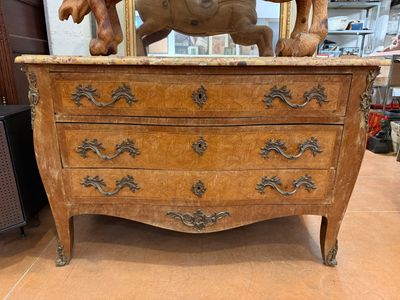 COMMODE galbée en bois de placage et marqueterie ouvrant par…
