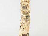 une figurine ancienne en ivoire sculpté représentant un homme barbu