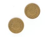 deux pièces d'or sur une surface blanche avec un fond blanc