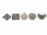 quatre types différents de broches, présentées sur un fond blanc