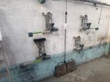 un mur sur lequel sont fixés tout un tas de tuyaux et de vannes