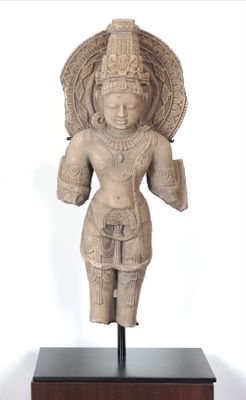 statue d'une femme coiffée d'un chapeau, posée sur un socle en bois