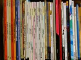 plusieurs livres qui se trouvent ensemble sur une étagère