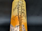 un vase jaune orné d'une peinture représentant un arbre