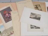 un lot de vieilles cartes postales posées sur une table
