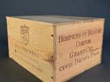 une boîte en bois avec une étiquette sur une table