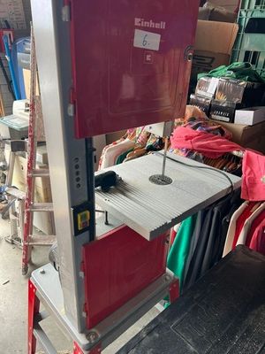 une machine posée sur une table
