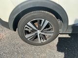 un gros plan d'un pneu de voiture posé au sol