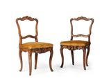 une paire de chaises en bois sculpté avec des assises rembourrées