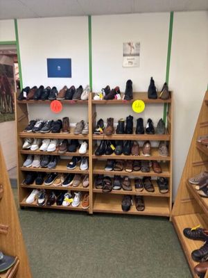de nombreuses paires de chaussures sur les étagères du magasin de chaussures