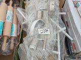 beaucoup d'objets posés sur le sol
