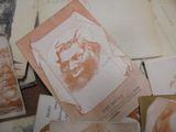 une pile de vieilles cartes postales sur lesquelles figure la photo d'un homme barbu