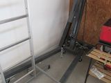 une échelle appuyée contre un mur dans un garage