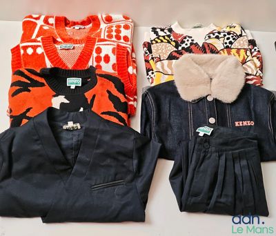 Plusieurs types de vêtements sont exposés sur une table.