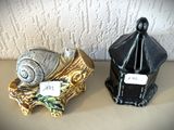 deux figurines en céramique posées sur une table