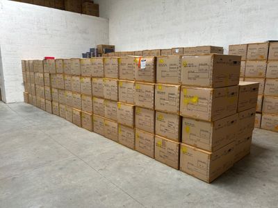 de nombreux cartons empilés les uns sur les autres dans un entrepôt