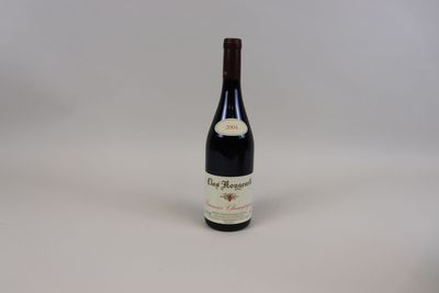 une bouteille de vin posée sur une table
