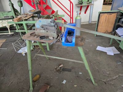 une machine placée au milieu d'une pièce