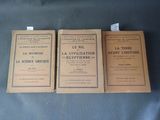 trois livres de littérature française posés sur une table