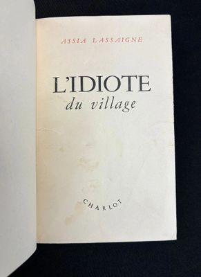 un livre ouvert posé sur une table à côté d'une tasse de café