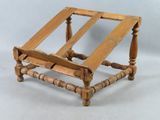 une petite table en bois avec un plateau en verre sur fond blanc
