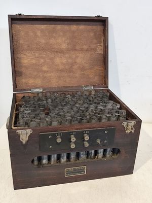 une vieille boîte en bois contenant un trousseau de clés
