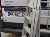 une échelle appuyée contre l'arrière d'une camionnette