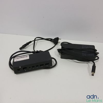 une multiprise noire et un chargeur posés sur une table blanche