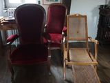deux chaises rouges et une table dans une pièce
