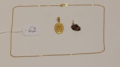 un gros plan d'un collier en or orné d'un petit pendentif