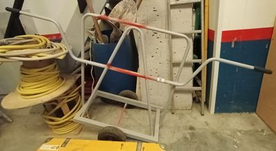 une photo d'une pièce avec une échelle et un tas de bric-à-brac