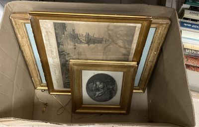 la photo d'une photo représentant un homme, placée dans un cadre et rangée dans une boîte