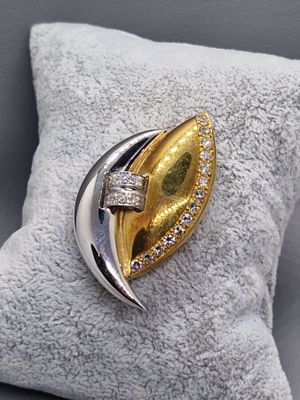 Broche design "La lune qui se lève sur le monde" en or 18k (…