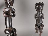 paire de figurines africaines sculptées dans le bois représentant un homme et une femme
