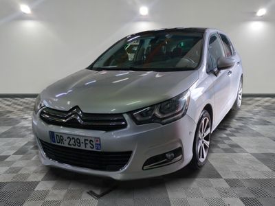 la voiture est garée dans le garage sur le sol en damier