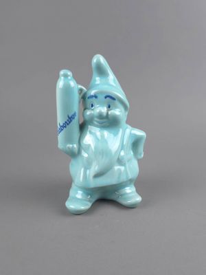 une petite figurine bleue représentant un gnome tenant une bouteille