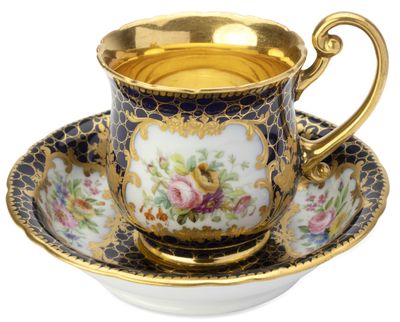 une tasse et une soucoupe posées sur une soucoupe, elle-même posée sur une assiette