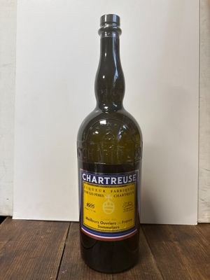 une bouteille de vin posée sur une table