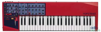 un gros plan sur un clavier rouge et blanc dans un boîtier rouge