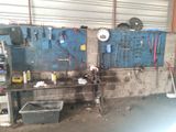 une photo d'un garage avec de nombreux outils accrochés au mur
